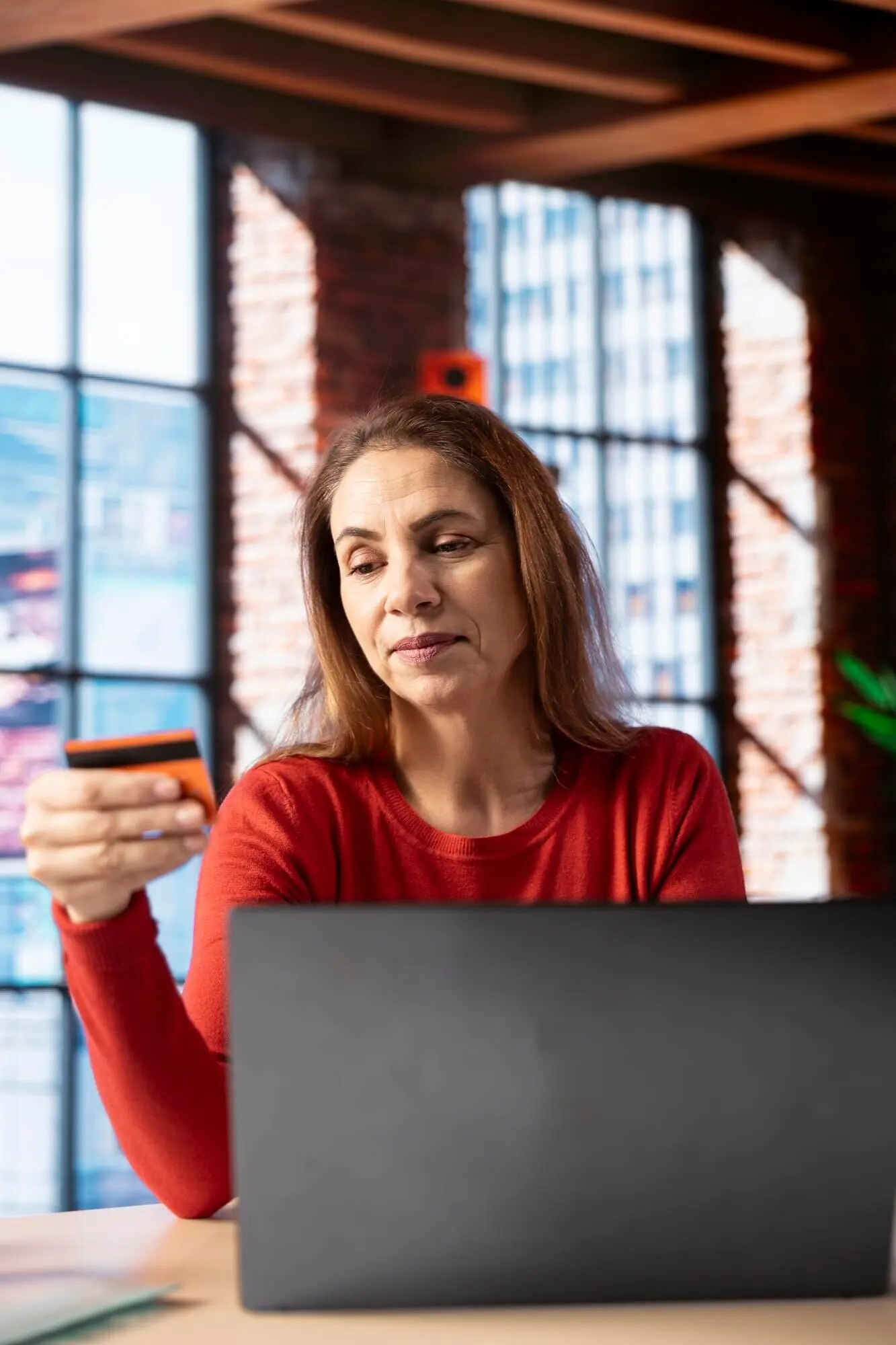 Frau gibt online Kartenziffern ein, um Aktien-Trades in der Kryptowährungsindustrie zu kaufen.